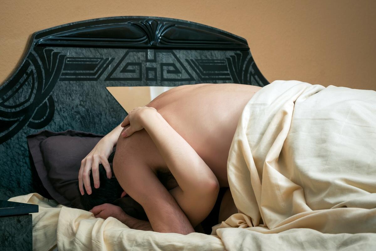 U slike poze krevetu Žene otkrile