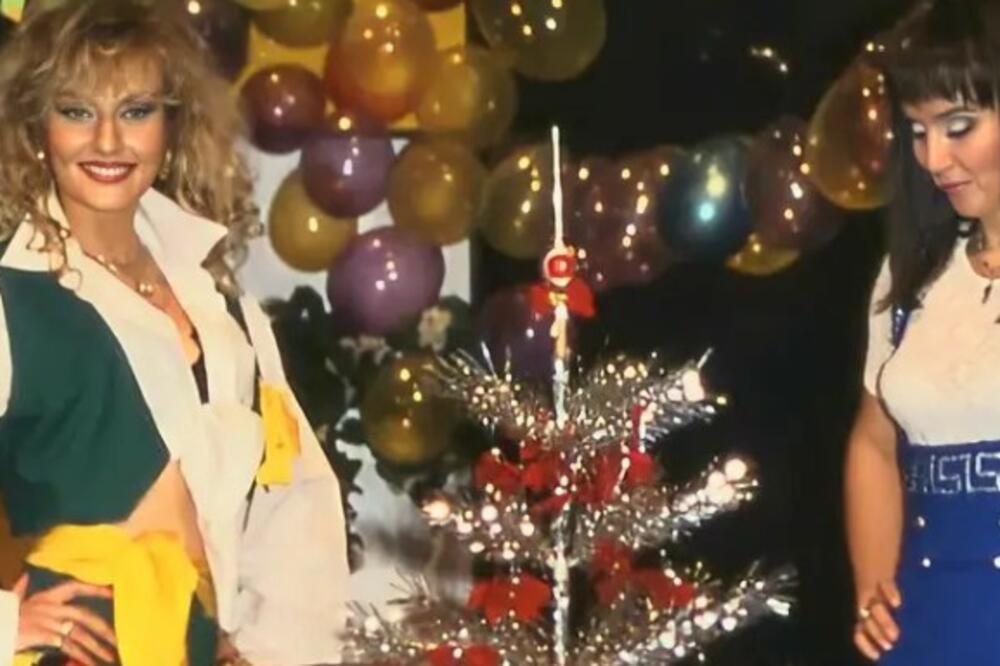 BRENA SA CRNOM KOSOM, A SNEKI DIGLA NOGU IZNAD DRAGANE MIRKOVIĆ:Isplivala NIKAD VIĐENA FOTKA,tu je i JEDAN MUŠKARAC