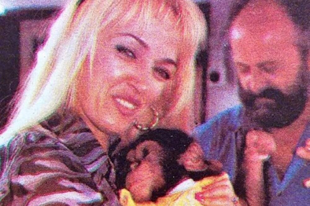 OVA FOTKA JE MNOGE VRATILA U PROŠLA VREMENA, ON VIŠE NIJE SA NAMA: Da li prepoznajete KO JE NA NJOJ?