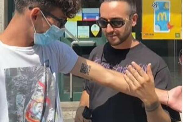 MOMAK TETOVIRAO QR KOD NA RUCI KAO SVOJU KOVID POTVRDU: Zbog tetovaže postao HIT na društvenim mrežama! (VIDEO)
