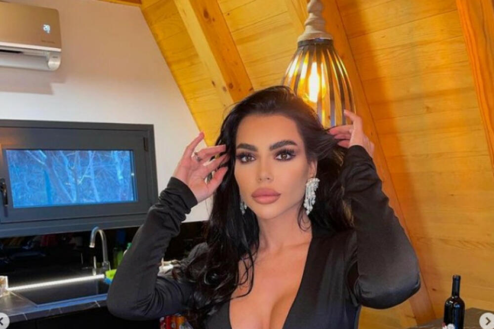 GRUDI U PRVOM PLANU, A TELO ZA MEDALJU! Ćerka našeg pevača sve više liči na OVU STARLETU! (FOTO)