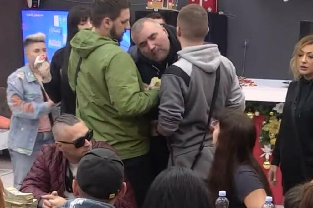 POBESNEO PA POČEO DA VREĐA! Jedva smirili Mikija, žestoko se NALJUTIO NA OVU ZADRUGARKU! (VIDEO)