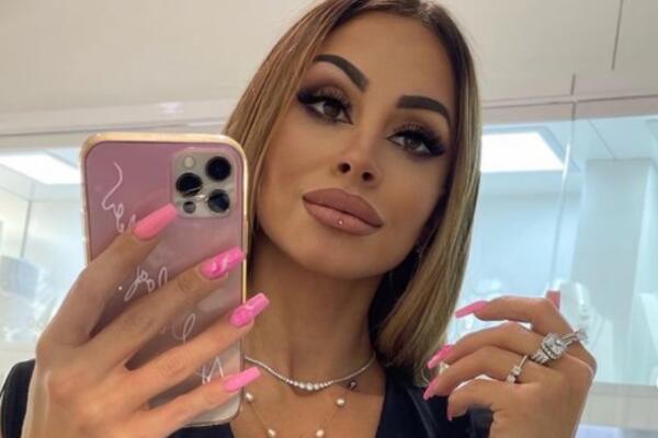 ONA JE ŽENA NAŠEG FOLK PEVAČA,A SVOJIM PROVOKATIVNIM FOTKAMA STALNO IZAZIVA: Bujni dekolte pomutio razum! (FOTO)