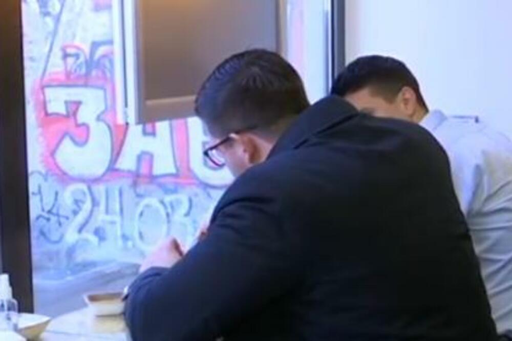 PORODIČNI OBROK SE RETKO PRIPREMA, A ČEŠĆE NARUČUJE: Tradicija je spala na telefonski poziv! (FOTO)