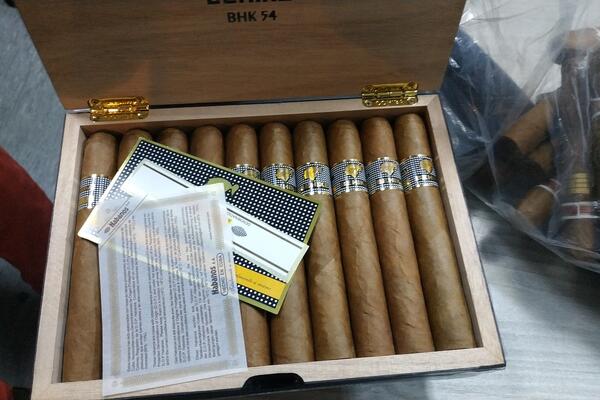 POKUŠALI KRIJUMČARENJE 225 TOMPUSA KOJI VREDE MILIONE: Za vozačem raspisana i POTERNICA!