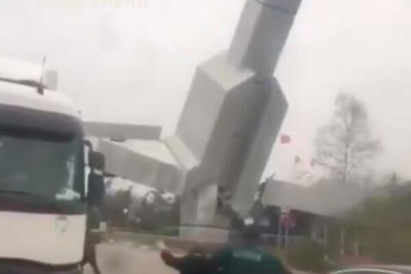 RASTE BROJ ŽRTAVA STRAVIČNOG NEVREMENA U ISTANBULU: Majka poginula u oluji štiteći sina, krov pao na njih (VIDEO)