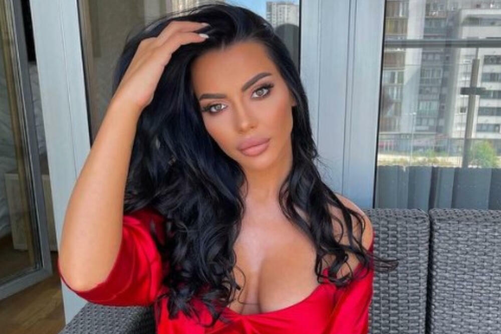 OVAKVE GRUDI IMA SAMO HELENA TOPALOVIĆ: Ponosno ih POKAZALA, ogromne su, UZMITE ČAŠU vode pre nego što KLIKNETE!