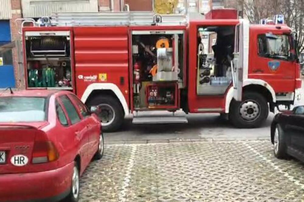 DRAMA U ZAGREBU! Požar izbio u zgradi, vatrogasci stanare spašavaju uz pomoć DIZALICE (VIDEO)