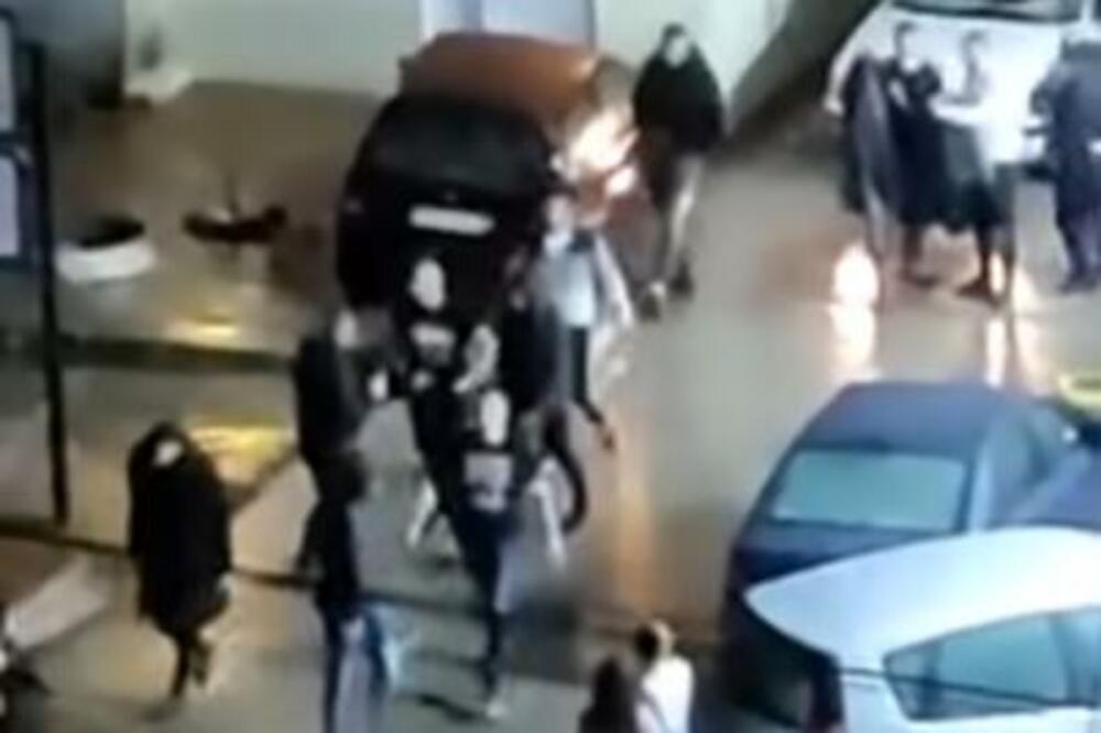 SEVALI MECI I PESNICE PO KOSOVSKOJ MITROVICI: Policija uhapsila četiri mladića i devojku (VIDEO)
