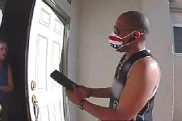 NEPOZNATI MUŠKARAC JOJ KUCAO NA VRATA I DAO 1 STVAR: Ostala je u ŠOKU kada joj je postavio PITANJE (VIDEO)