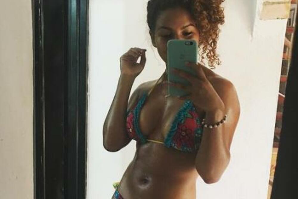 NA POMOLU PROBLEM NA MARAKANI: Ko će pored pored vrele Kolumbijke koja pleni oblinama da gleda na teren? (FOTO)