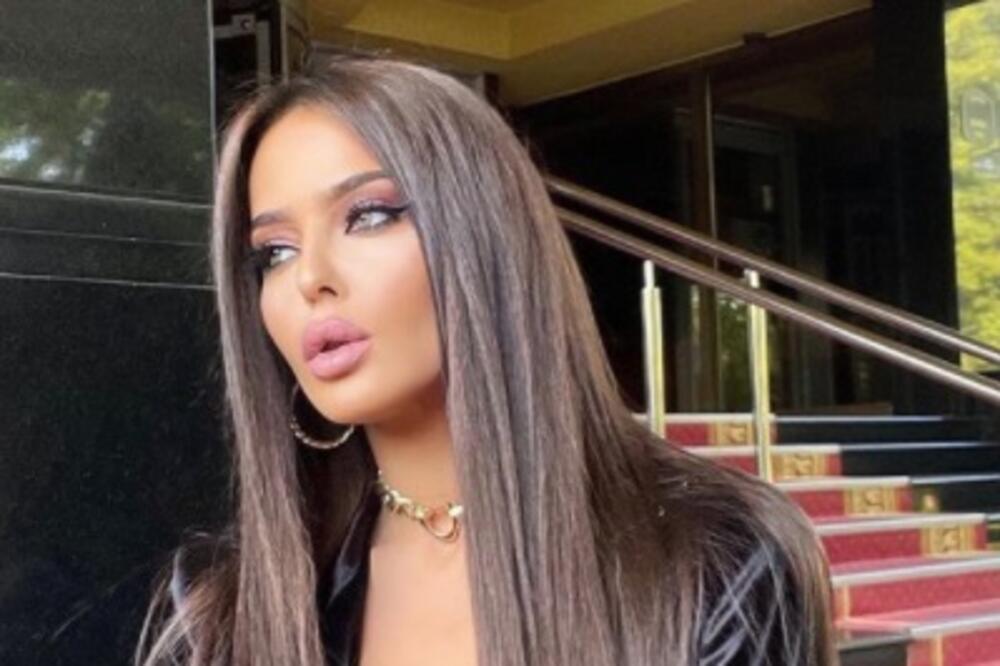 MANEKENKA POKAZALA BOŽANSKO TELO, MUŠKARCI U TRANSU ZBOG JEDNE TRAČICE: Prava PROVOKACIJA od koje se LUDI! (FOTO)