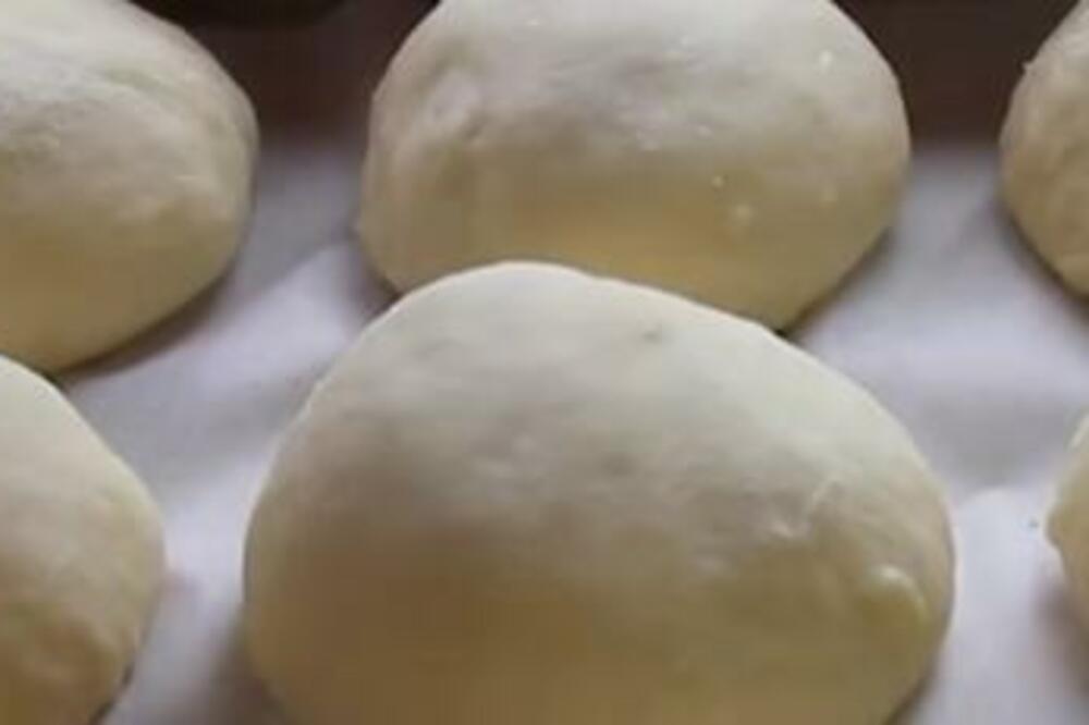 ISKORISTITE KROMPIR PIRE ZA MEKANE LEPINJE: Testo ne morate da MESITE, porodica će sa UŽITKOM JESTI (RECEPT)