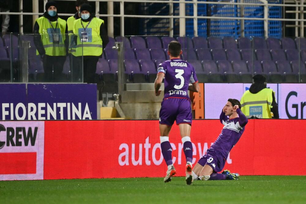 NASTAVLJA DA REŠETA MREŽE ALI I RAT SA NAVIJAČIMA: Vlahović strelac u pobedi Fiorentine! (VIDEO)