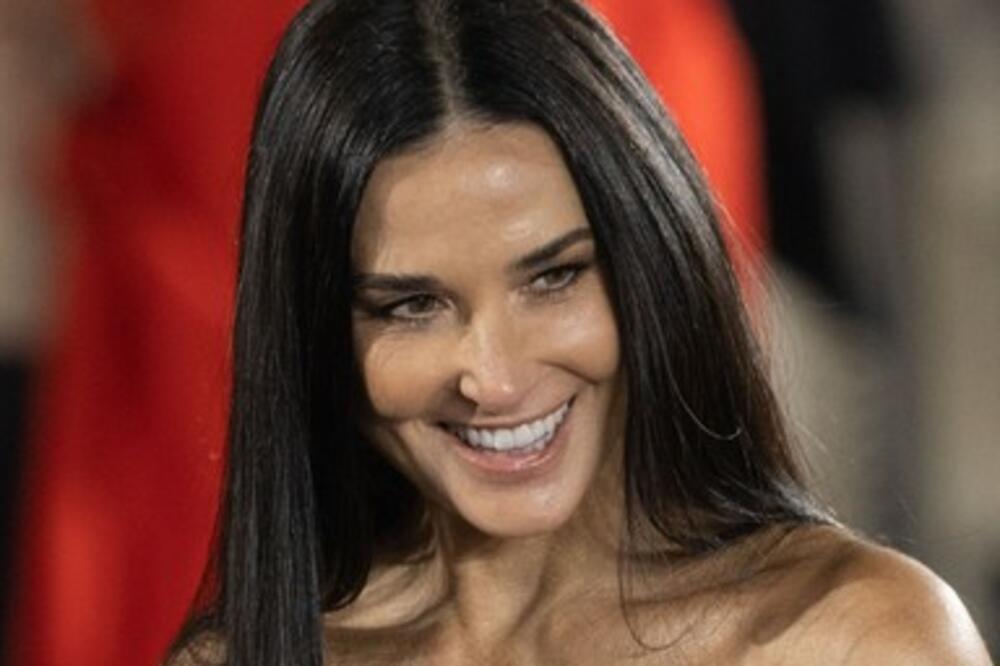 GLUMICA IMA 59 GODINA, A IZGLEDA KAO DEVOJČICA: Svi komentarišu njeno LICE, evo i zbog čega! (FOTO)