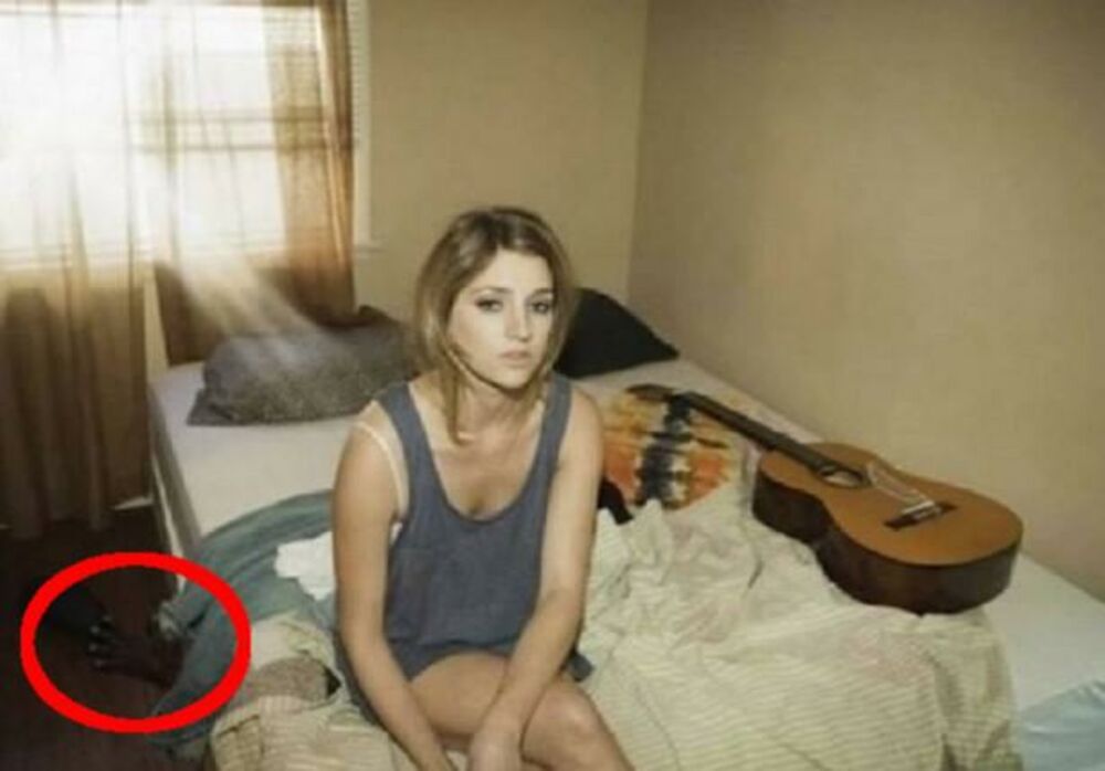 Detalj na slici sa devojkom na krevetu