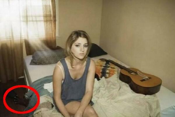 MOMETALNO JE OSTAVIO ZBOG DETALJA SA SLIKE: Zbog SRAMNOG KADRA se razveo, VIDITE LI O ČEMU JE REČ? (FOTO