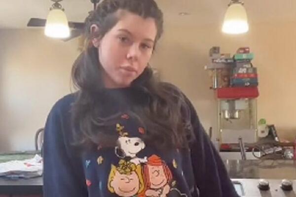 ZAMERALI JOJ ZBOG RAVNIH GRUDI I ŠIROKE ODEĆE: Kad se SKINULA i pokazala svoje ATRIBUTE, usledio MUK! (VIDEO)