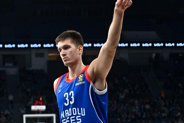 FILIP PETRUŠEV MAESTRALAN U NOVOJ POBEDI EFESA: Srpski centar vodio aktuelnog šampiona Evrope do trijumfa!