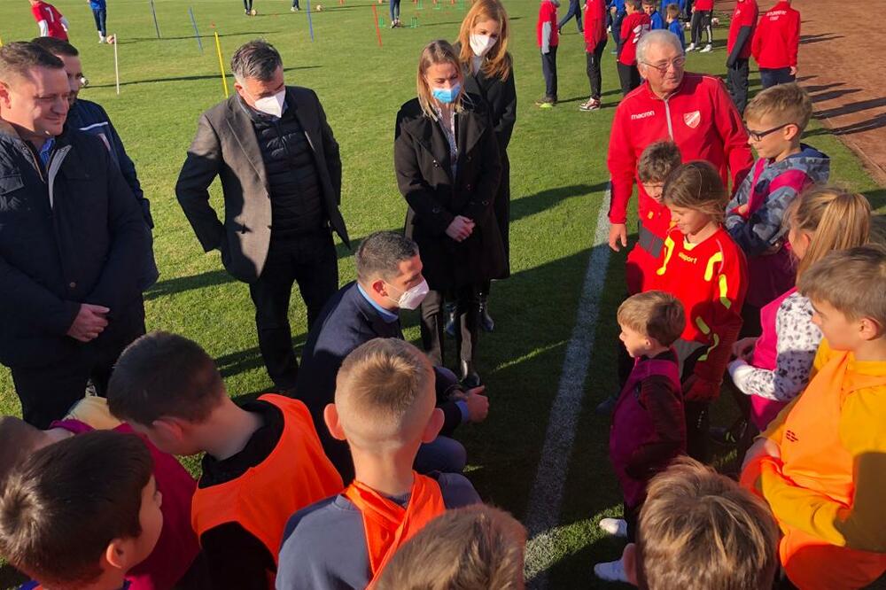 IZMAMIO OSMEH NAJMLAĐIMA: Udovičić posetio Apatin i Sombor (VIDEO/FOTO)