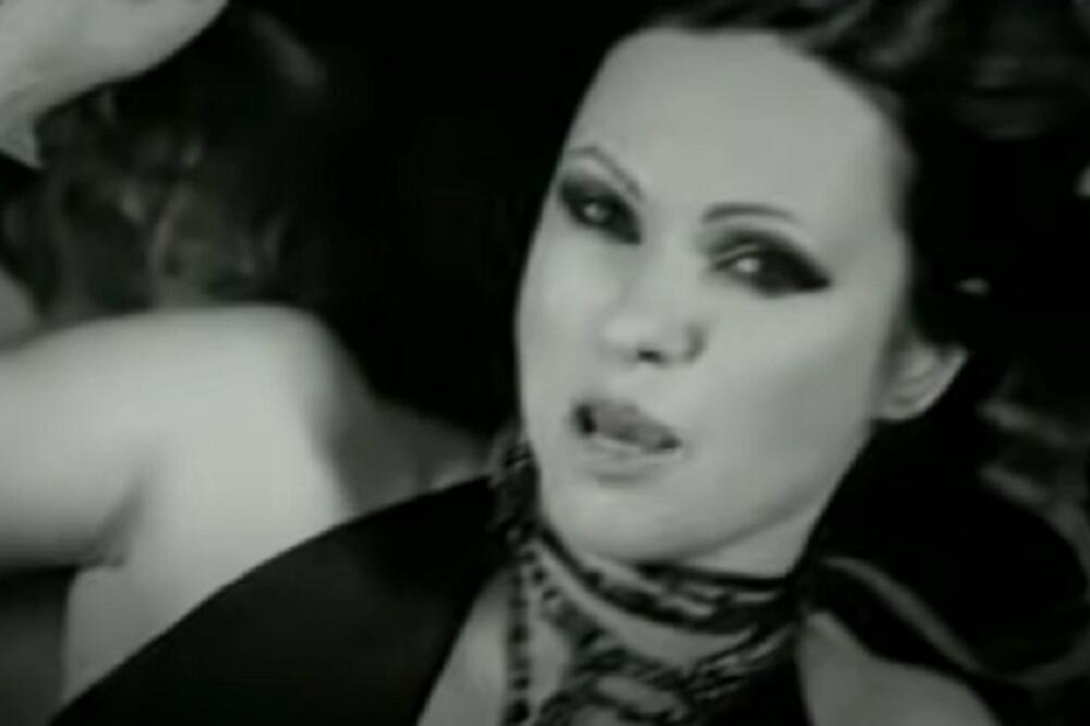 ZAVODNICA U KONTRAVERZNOJ GRUPI NESTALA U JEKU SLAVE: Evo kako danas izgleda NAJVRELIJA PEVAČICA BIVŠE JUGE!