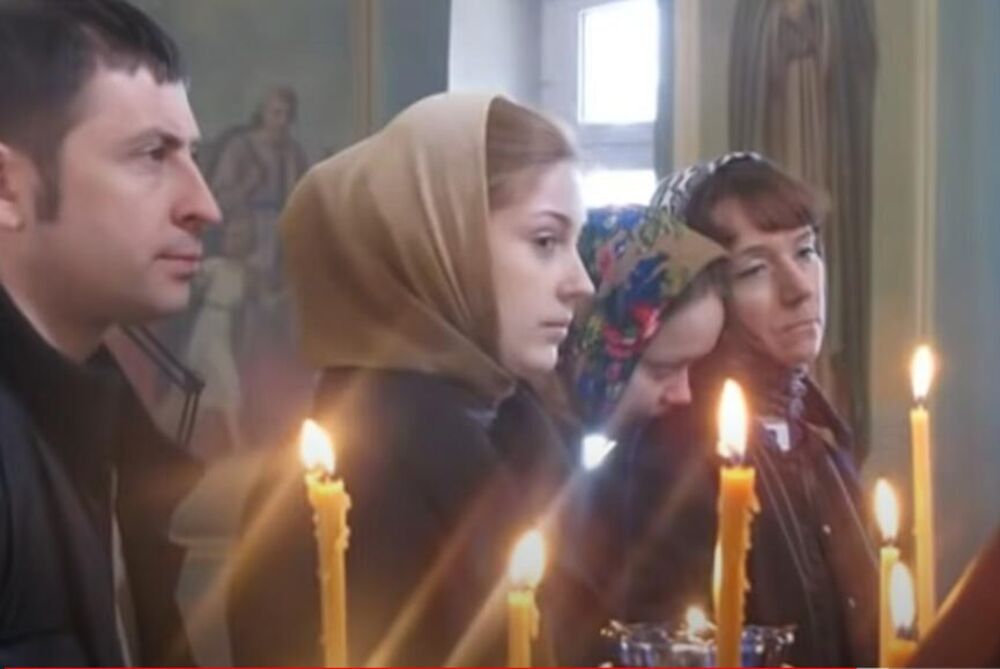 Ljudi se mole u crkvi