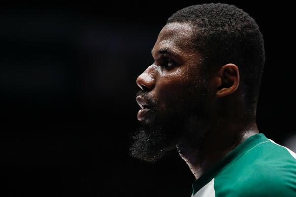 SNAŽNI CENTAR STIŽE U "GRAD MODE": Milano ekspresno našao zamenu pod obručem za Mitoglua!