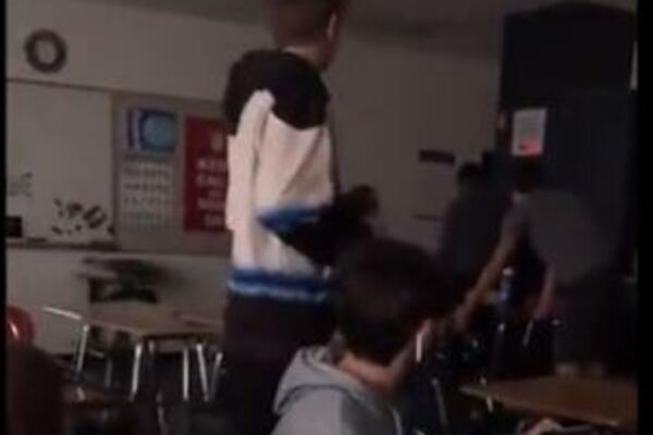 SNIMAK STRAVIČNE PUCNJAVE U ŠKOLI: Tinejdžer mamio UČENIKE, a 1 reč ga je ODALA, JEZIVO (VIDEO)