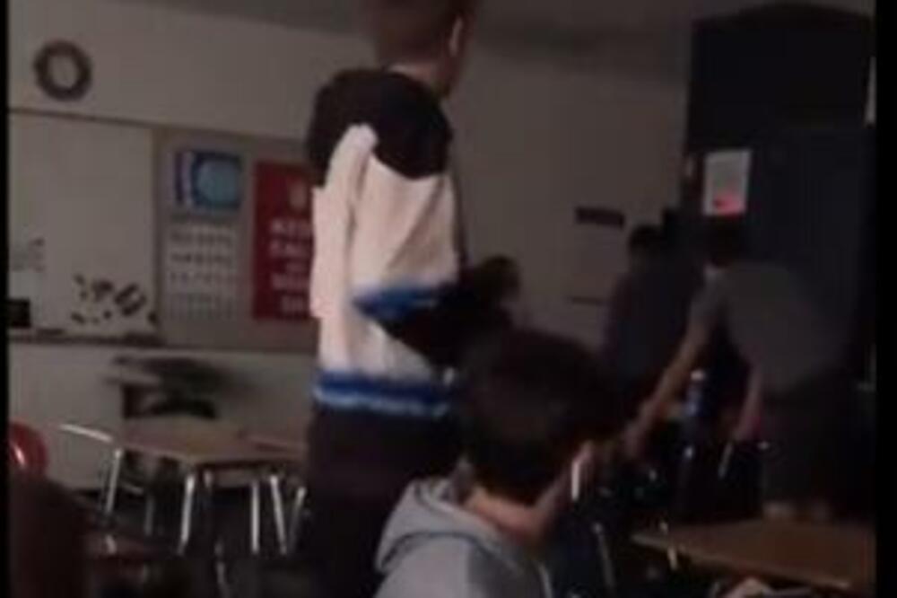 SNIMAK STRAVIČNE PUCNJAVE U ŠKOLI: Tinejdžer mamio UČENIKE, a 1 reč ga je ODALA, JEZIVO (VIDEO)