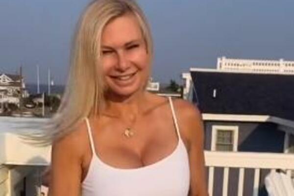 MAJKA POZIRALA U IZAZOVNOM DEKOLTEU DOK JE ĆERKA SNIMALA: Pogledi se zadržali na OVOM mestu, kakav RAJ ZA OČI VIDEO