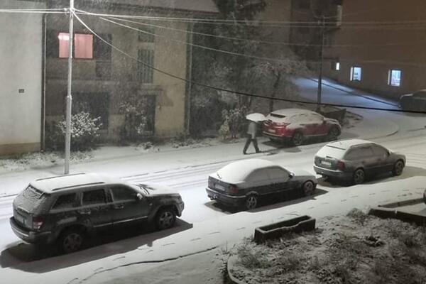 SNEG NAPRAVIO VELIKE PROBLEME U NOVOJ VAROŠI: Bahati vozači se NEPROPISNO PARKIRALI, mašine nisu mogle da prođu