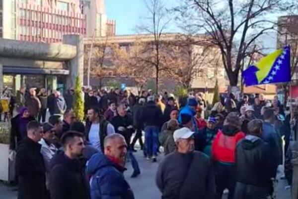 ZENIČANI PROTESTUJU ZBOG PRIVOĐENJA GRADONAČELNIKA: Ispred Gradske uprave se ori "FUDO, FUDO" (VIDEO)
