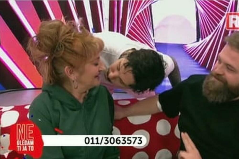 DA LI JE MKOGUĆE!? Bivši Ive Grgurić NA KVARNO poljubio u usta majku Teodore Džehverović! ONA ZANEMELA! (FOTO)