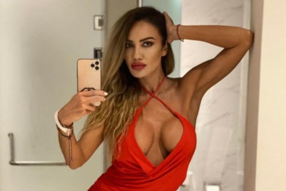 NASLEDNICA SE*SI MODELSICE PRETI DA SKINE MAJKU SA TRONA LEPOTE: Snimile se na plaži, pakleno su ZGODNE!