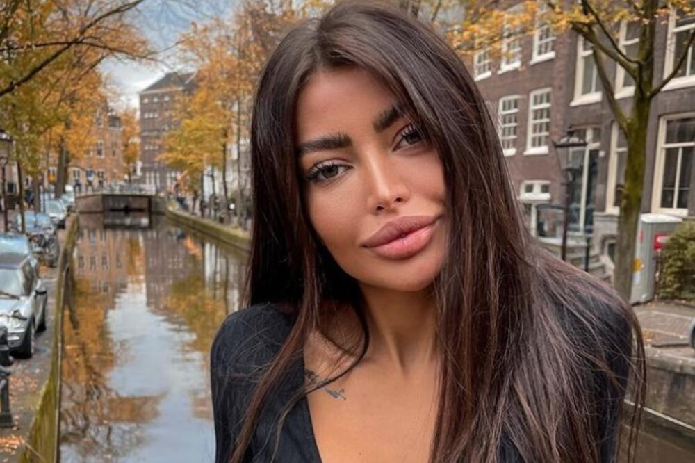 HTELA DA POKAŽE STAJLING, PA POKAZALA I PREVIŠE: Ispala ZADNJICA jer je ŠORTS toliko mali da JEDVA POKRIJE INTIMU