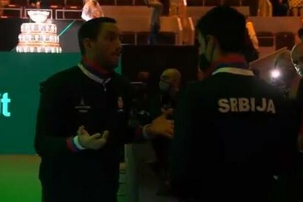 KAKO ĐOKOVIĆ I TROICKI SPREMAJU TAKTIKU ZA KECMANOVIĆA: Novak i selektor u živom razgovoru pred set odluke! (VIDEO)