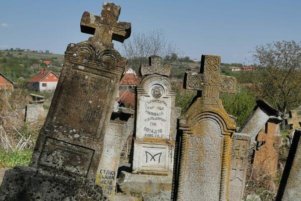 BOLNE SLIKE SA GROBLJA U KIKINDI: Nadgorbni spomenici urušeni, ploče pukle..