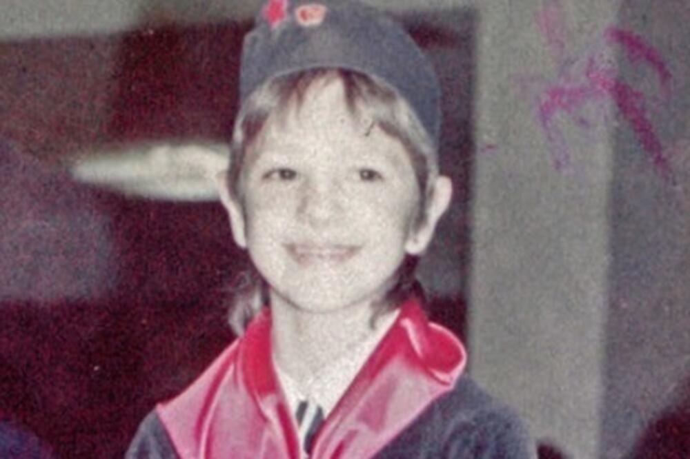 DA LI ZNATE KO JE SLATKA TITOVA PIONIRKA? Danas je POZNATA PEVAČICA, a prepoznatljiva je po FRIZURI i moćnom VOKALU