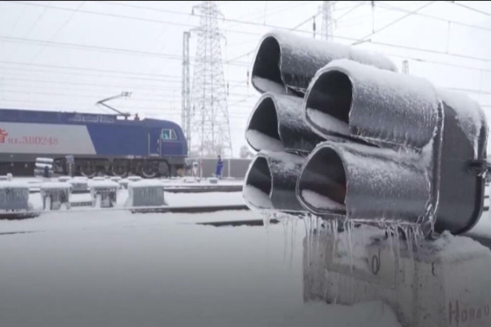 ŽELEZNICA NA SEVERU KINE NA UDARU HLADNOG TALASA: Više od 300 radnika raščišćava sneg i led duž pruga