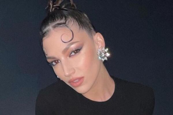 USKA HALJINA SA PROREZIMA DIŽE PRITISAK JAČEM POLU: Nju kao da je vajao Mikelanđelo, FLERTUJE sa kamerom!