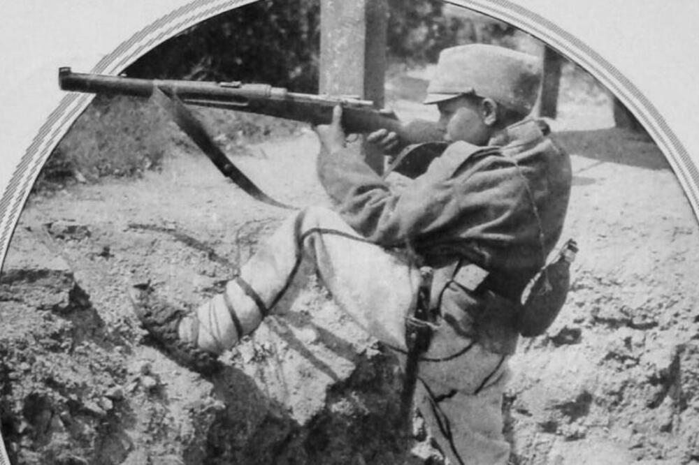 SLIKU SRPSKOG DEČAKA IZ RATA SVI ZNAJU, ALI RETKO KO ZNA DA JE IZRASTAO U SLAVNOG GLUMCA: Voleo ga je ceo Nikšić