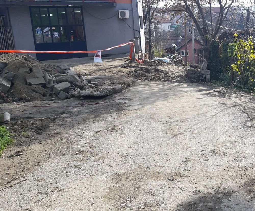 Glamočka ulica još uvek blokirana