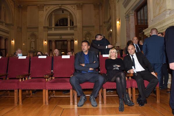 "ZAHVALJUJUĆI NJEMU SMO USPELI DA USVOJIMO ĆERKU!" DIVAC POTREŠEN, NJEGOV GOVOR JE IZAZVAO TUGU NA KOMEMORACIJI