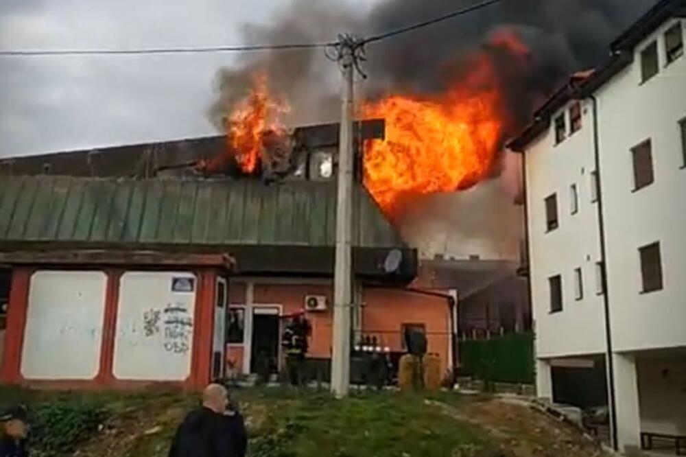 PRVE FOTOGRAFIJE POŽARA U OBRENOVCU! Kulja dim iz robne kuće (VIDEO) (FOTO)