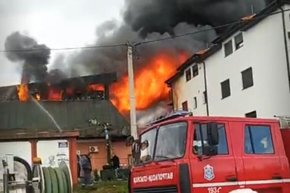 POŽAR U OBRENOVCU GASI 55 VATROGASACA IZ CELOG BEOGRADA, NA TERENU JE 25 VOZILA: MUP se hitno oglasio (VIDEO)