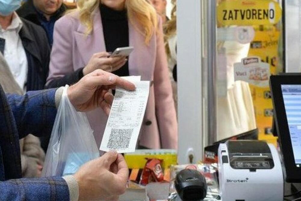 ŽENA DOBILA RAČUN U RESTORANU, I NA NJEMU JEZIVU PORUKU: Ceo internet u KOLAPSU zbog UZNEMIRUJUĆIH reči na papiru