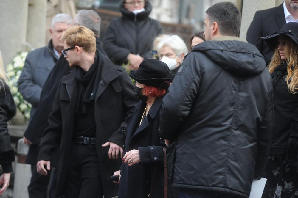 POTRESNE SCENE NA GROBLJU: Mrkina sestra JEDVA STOJI NA NOGAMA, drže je da ne padne!