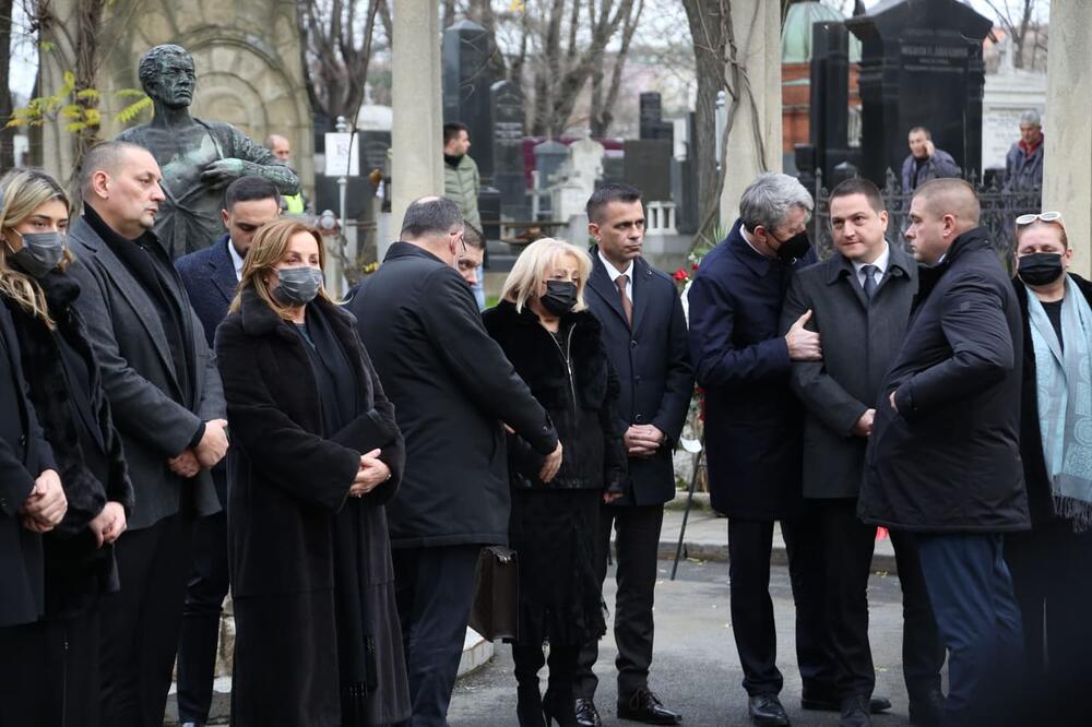 UNUCI SE NE ODVAJAJU OD BEKUTE! Po izrazu lica se vidi da je SKRHANA BOLOM: Svi gledaju u jednom PRAVCU i PLAČU
