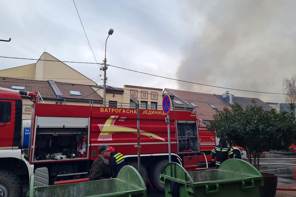 IZGORELA PRODAVNICA NA VRAČARU: Zatvorena ulica zbog intervencije vatrogasaca