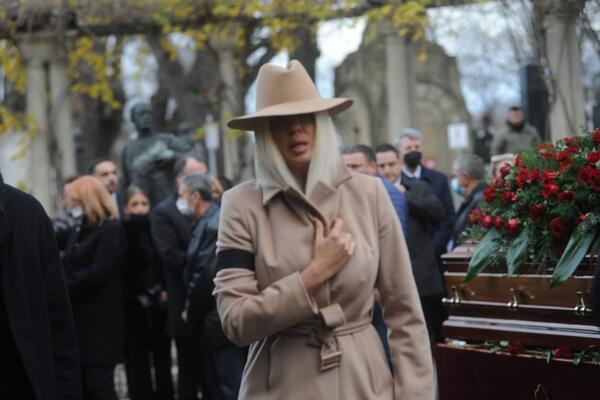 KARLEUŠA SE JAVNO OBRATILA ANI NAKON MRKINE SAHRANE: "Ana, imala si ono što je meni uvek falilo..."